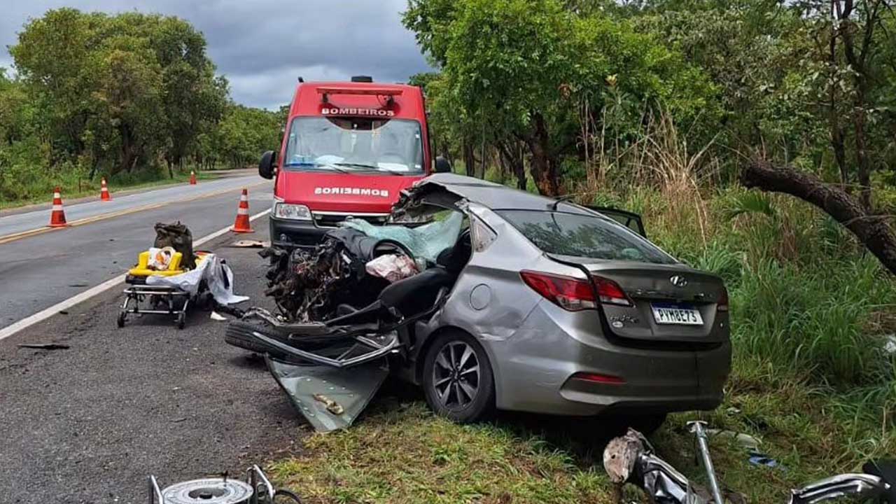 Mulher fica presa às ferragens em grave acidente na BR-040 em João Pinheiro