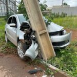 Motorista perde controle do carro e atinge poste em cheio ao tentar desviar de cachorros em João Pinheiro