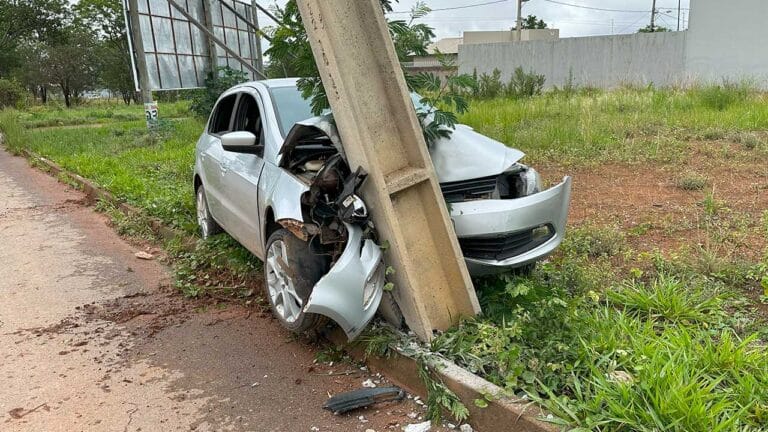 Motorista perde controle do carro e atinge poste em cheio ao tentar desviar de cachorros em João Pinheiro