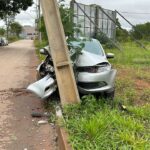 Motorista perde controle do carro e atinge poste em cheio ao tentar desviar de cachorros em João Pinheiro