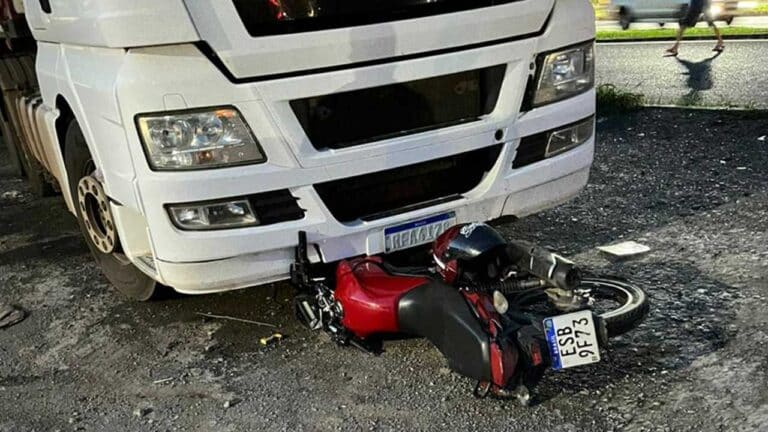 Motociclista que estava praticando "grau" tenta fugir da Polícia, bate em carreta e acaba preso em João Pinheiro