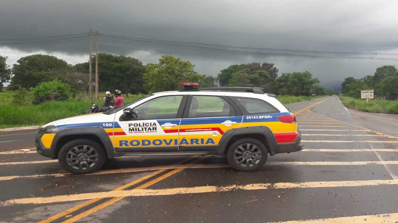 Motorista embriagado é preso portando arma de fogo na MG-181, em Brasilândia de Minas
