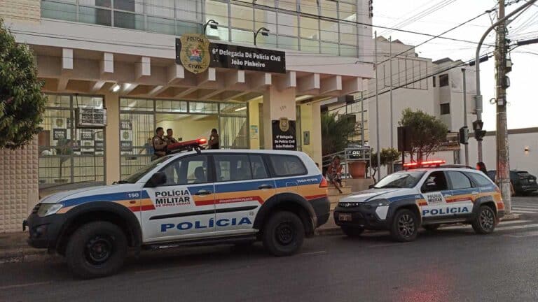 Polícia Militar flagra indivíduos fumando maconha em veículo e prende 5 em João Pinheiro