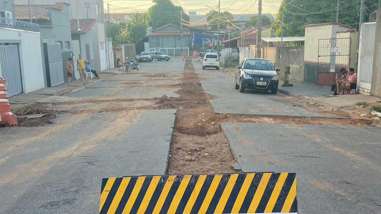 Moradores da Deputado Quintino Vargas reclamam de transtornos por obra inacabada da Copasa em João Pinheiro