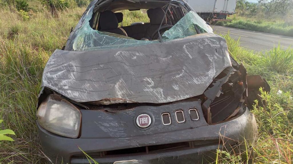 Colisão entre carro e caminhão deixa três feridos na MG-410 em Presidente Olegário