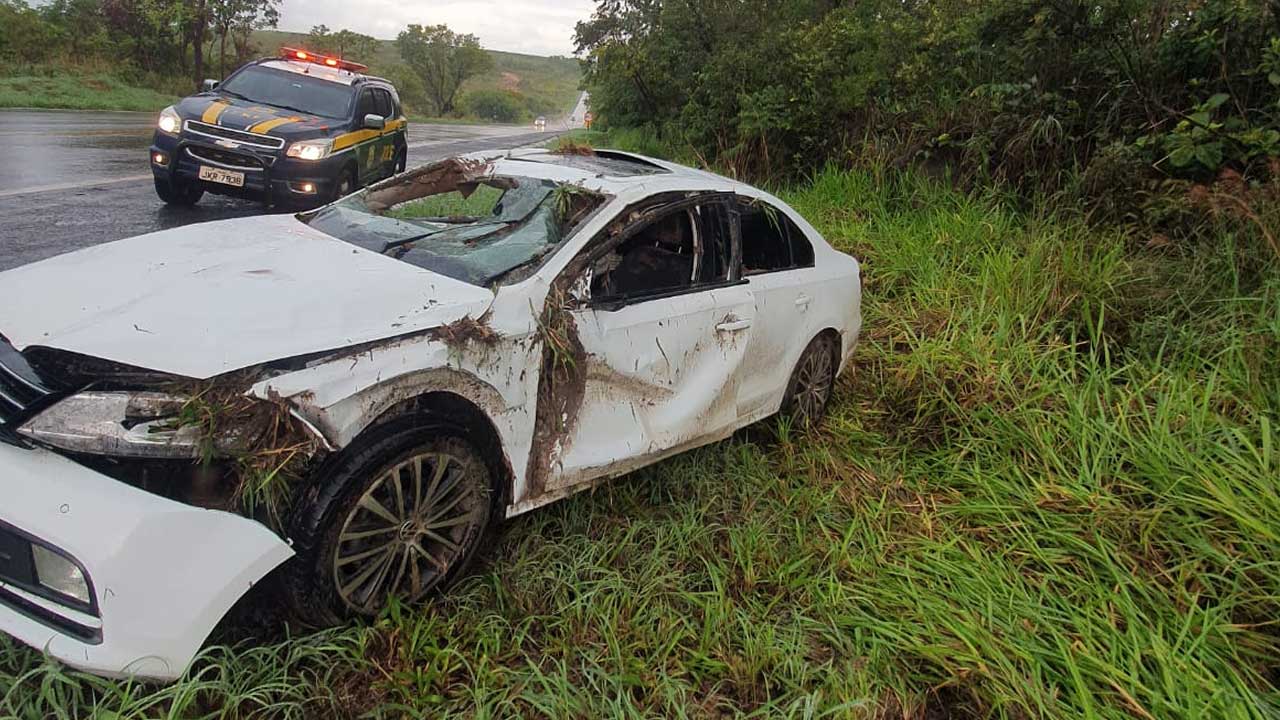 Motorista perde controle, sai de pista e capota veículo na BR-040 em João Pinheiro
