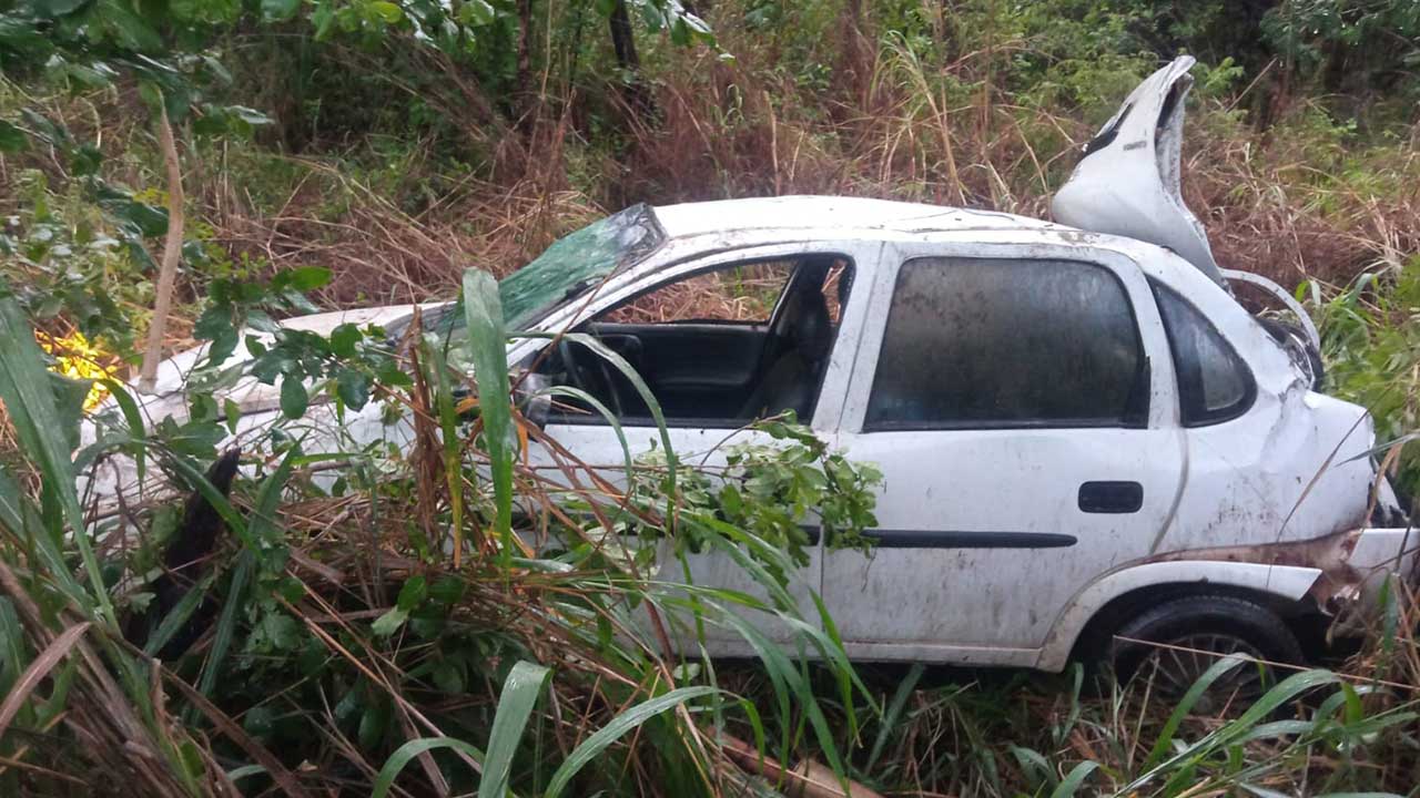 Motorista perde o controle e bate contra árvores na BR-040, em João Pinheiro