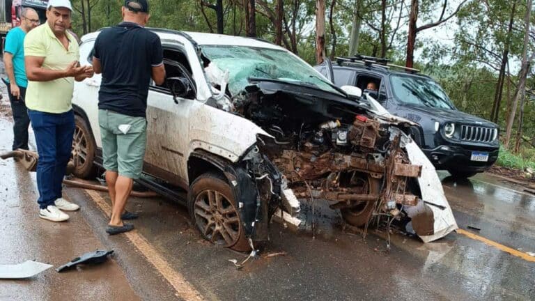 Três pessoas ficam feridas em violento acidente na BR-365 entre Varjão de Minas e São Gonçalo do Abaeté