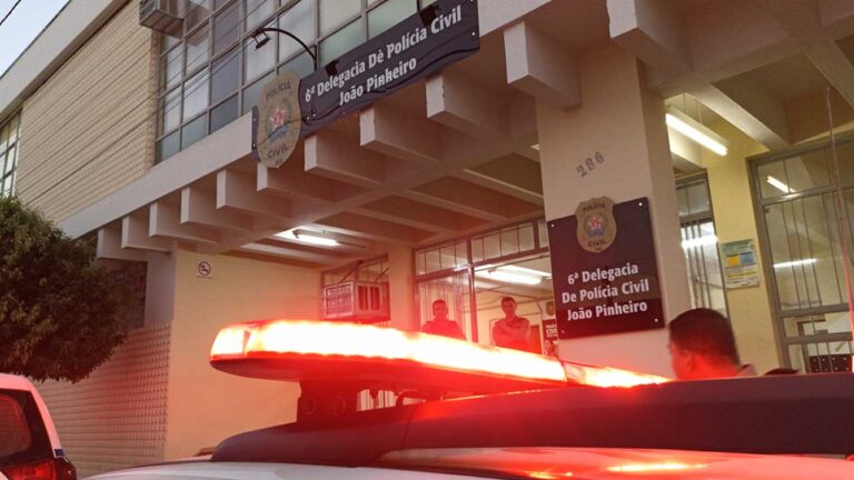 Homem que agrediu esposa na rua e ameaçou matá-la com “mil facadas” é preso em João Pinheiro