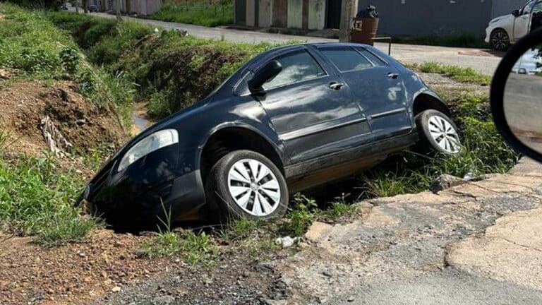 Motorista cai em vala em cruzamento no Bairro Cais, em João Pinheiro