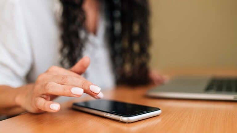 Mulher é condenada a pagar R$ 2 mil por ofensas nas redes sociais a candidato a vereador em Minas Gerais