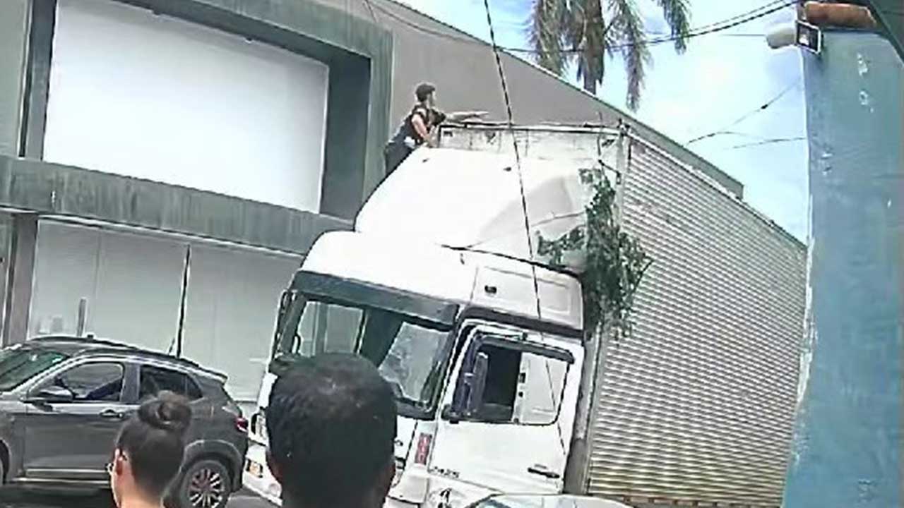 Caminhão baú causa estragos em redes de fibra óptica no Centro de João Pinheiro