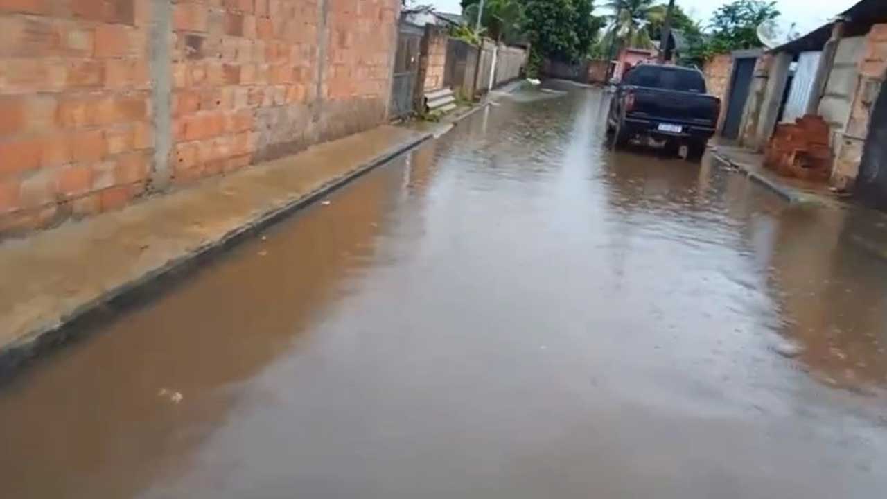 Cadê o Prefeito? Moradores da Olaria reclamam de água empoçada por falta de escoamento pluvial em João Pinheiro