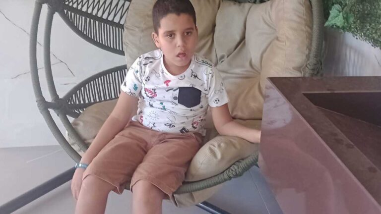 Mãe promove rifa solidária para comprar medicamentos para filho autista e epilético em João Pinheiro