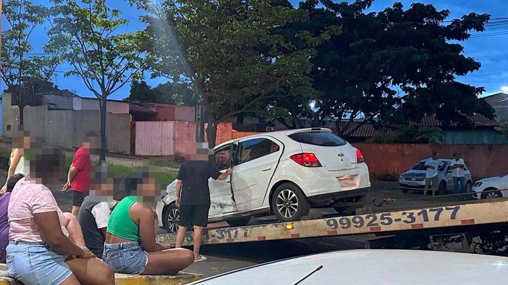 Motoristas se envolvem em acidente no cruzamento Horácio Dornelas com a Aristeu de Oliveira, em João Pinheiro