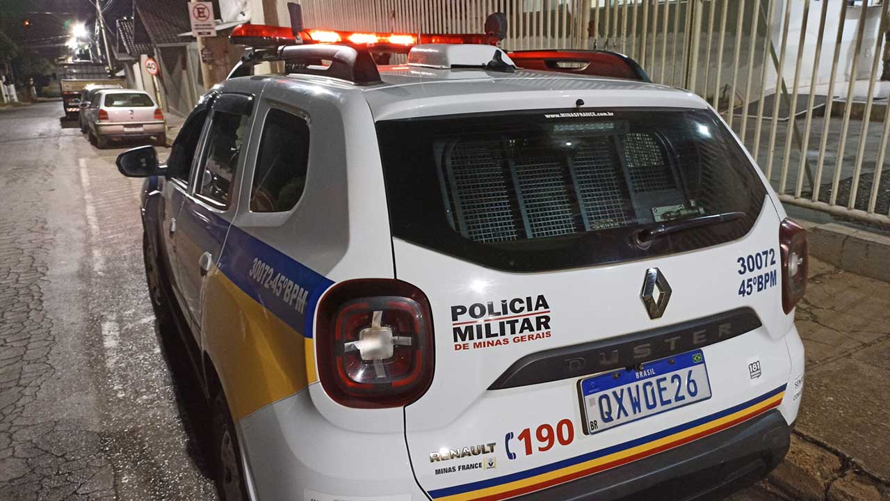 Mãe que agrediu e ameaçou matar filha de 13 anos na frente da Polícia é presa em João Pinheiro