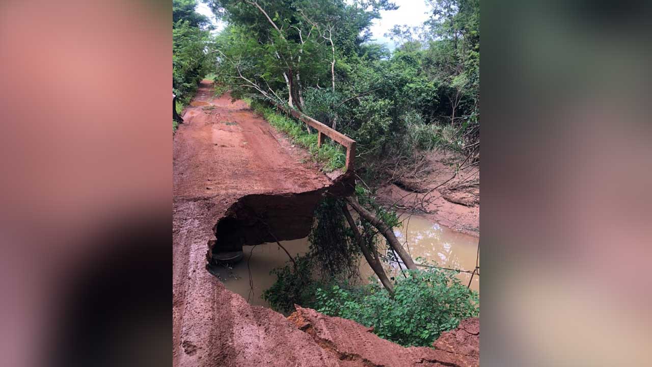 Cabeça de ponte cede para volume de chuva na região do Riachinho, em João Pinheiro