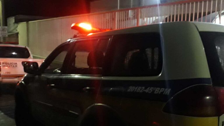 Homem em surto que estava ameaçando familiares é preso pela Polícia em João Pinheiro