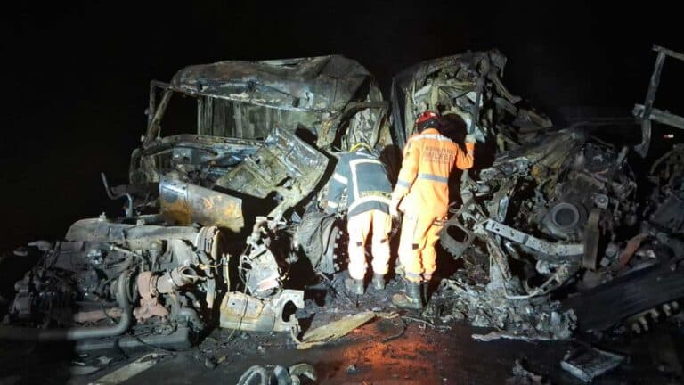 Motoristas ficam presos às ferragens e morrem carbonizados em grave acidente na BR-365 próximo a João Pinheiro