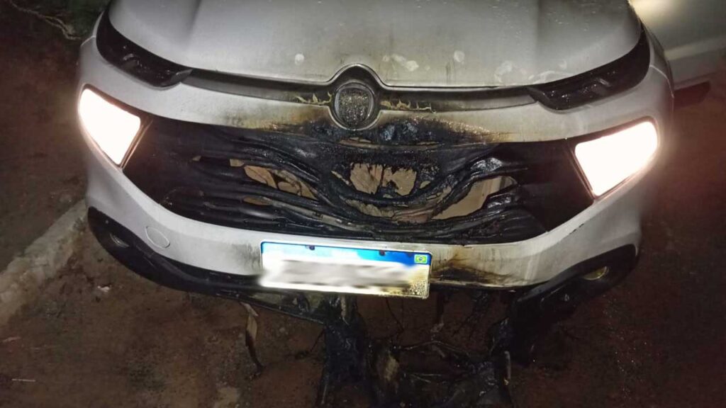 Veículo estacionado na rua é incendiado com gasolina em Brasilândia de Minas; Polícia busca por suspeitos