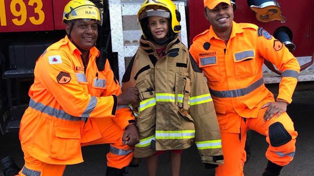 Menino de 8 anos recebe surpresa do Corpo de Bombeiros de João Pinheiro em seu aniversário