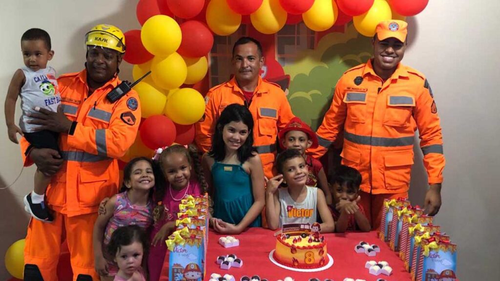 Menino de 8 anos recebe surpresa do Corpo de Bombeiros de João Pinheiro em seu aniversário
