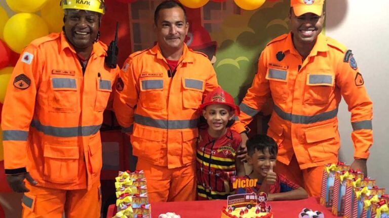 Menino de 8 anos recebe surpresa do Corpo de Bombeiros de João Pinheiro em seu aniversário