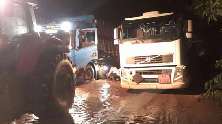 Carreta carregada com álcool atola na estrada das Lages, em João Pinheiro