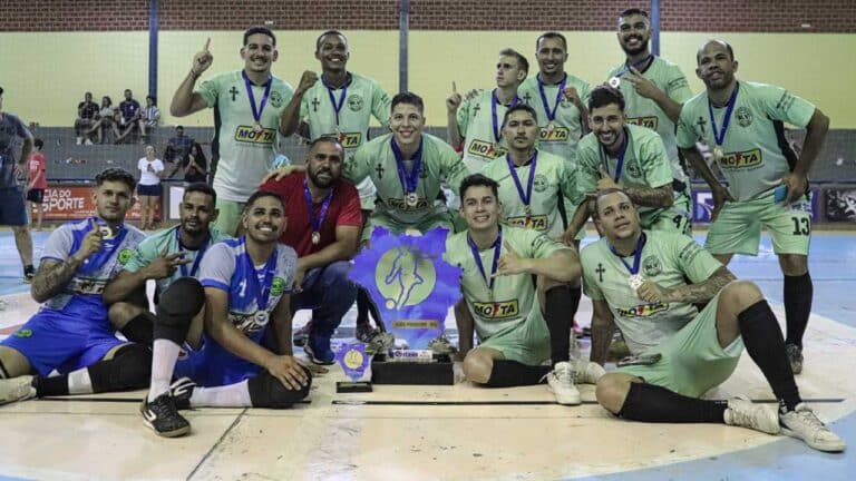 Meninos da Vila vence último jogo e garante taça do Torneio Regional de Férias 2024, em João Pinheiro