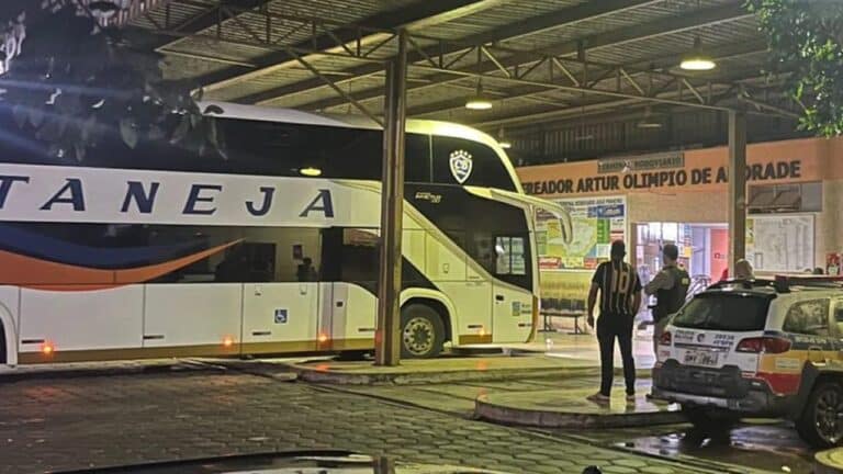 Motorista impede passageira de embarcar com cachorro em ônibus e PM é acionada para resolver situação