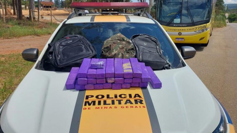 Polícia intercepta ônibus na MG-188 e prende passageira com 26 barras de maconha a caminho de Paracatu