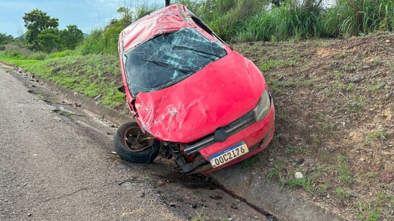 Motorista capota e bate contra carreta durante ultrapassagem na BR-040 em João Pinheiro