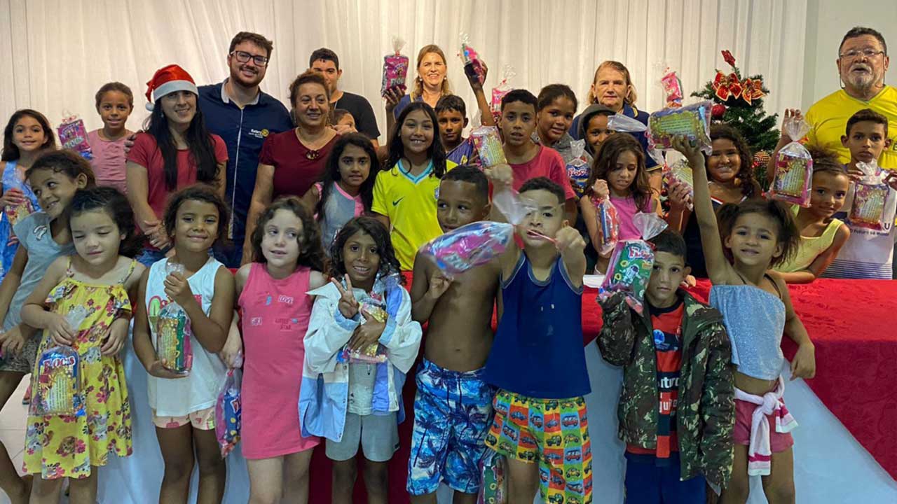 Solidariedade: projeto do Rotary Club Participação entrega 100 kits escolares para crianças carentes em João Pinheiro