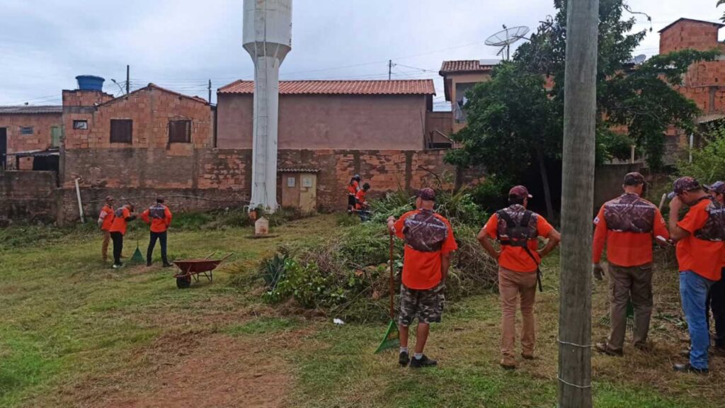 Grupo Legendários de João Pinheiro promove limpeza e revitalização dos jardins do Abrigo Santana