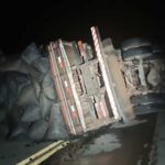 Caminhão tomba e carga de carvão interdita MG-181 por cerca de seis horas em Brasilândia de Minas