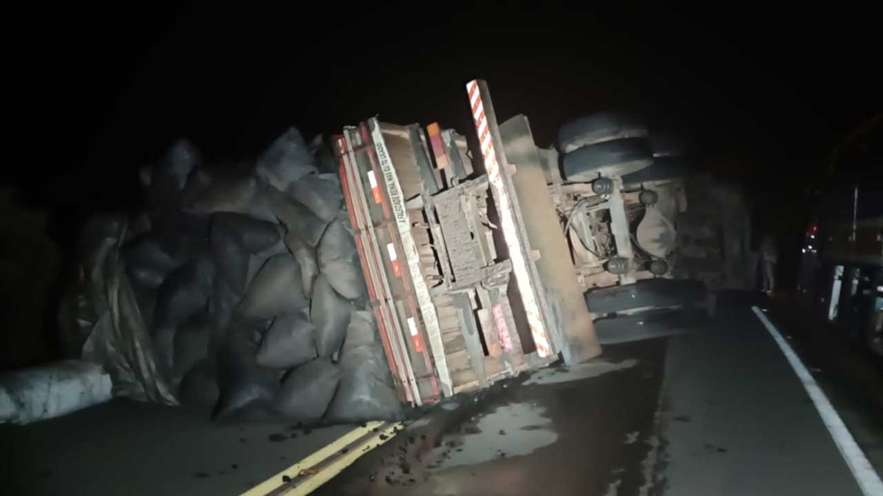 Caminhão tomba e carga de carvão interdita MG-181 por cerca de seis horas em Brasilândia de Minas