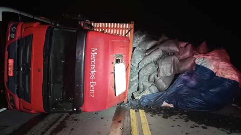 Caminhão tomba e carga de carvão interdita MG-181 por cerca de seis horas em Brasilândia de Minas