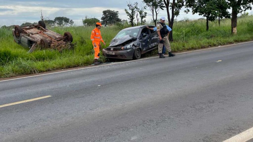 Após colidir com outro veículo, motorista fica ferido e carro capota na MG-410 em Presidente Olegário