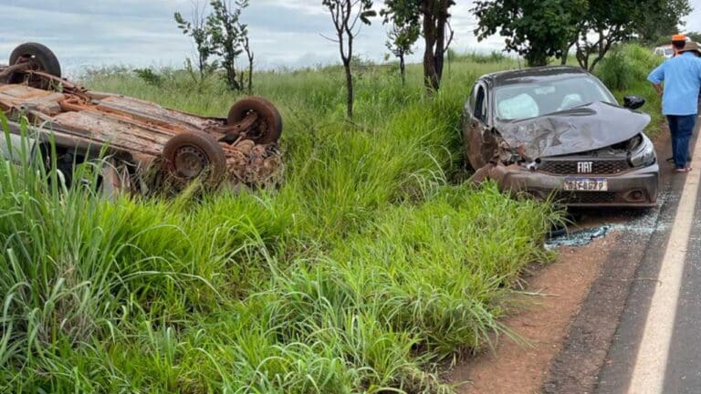 Após colidir com outro veículo, motorista fica ferido e carro capota na MG-410 em Presidente Olegário