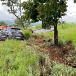 Após colidir com outro veículo, motorista fica ferido e carro capota na MG-410 em Presidente Olegário