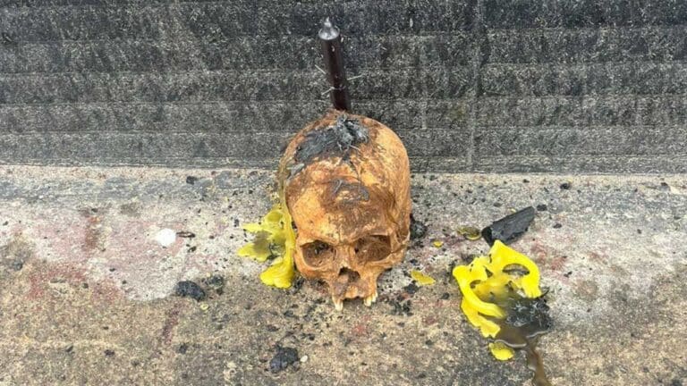 Por desacerto trabalhista, ex-funcionária que realizou ritual com crânio na porta de comércio vira alvo da PC em Minas