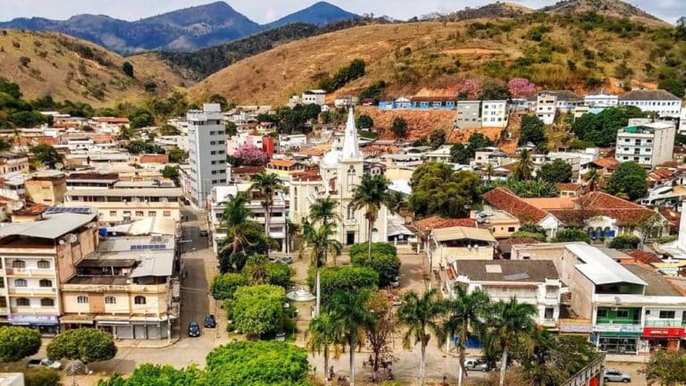 Mulher que mantinha relações com adolescente de 12 anos é presa no interior de Minas Gerais