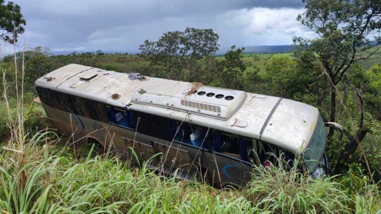 Ônibus com 29 passageiros sai da pista e deixa mais de 10 pessoas feridas na BR-365 perto de Varjão de Minas