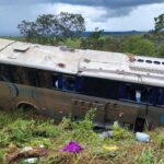 Ônibus com 29 passageiros sai da pista e deixa mais de 10 pessoas feridas na BR-365 perto de Varjão de Minas