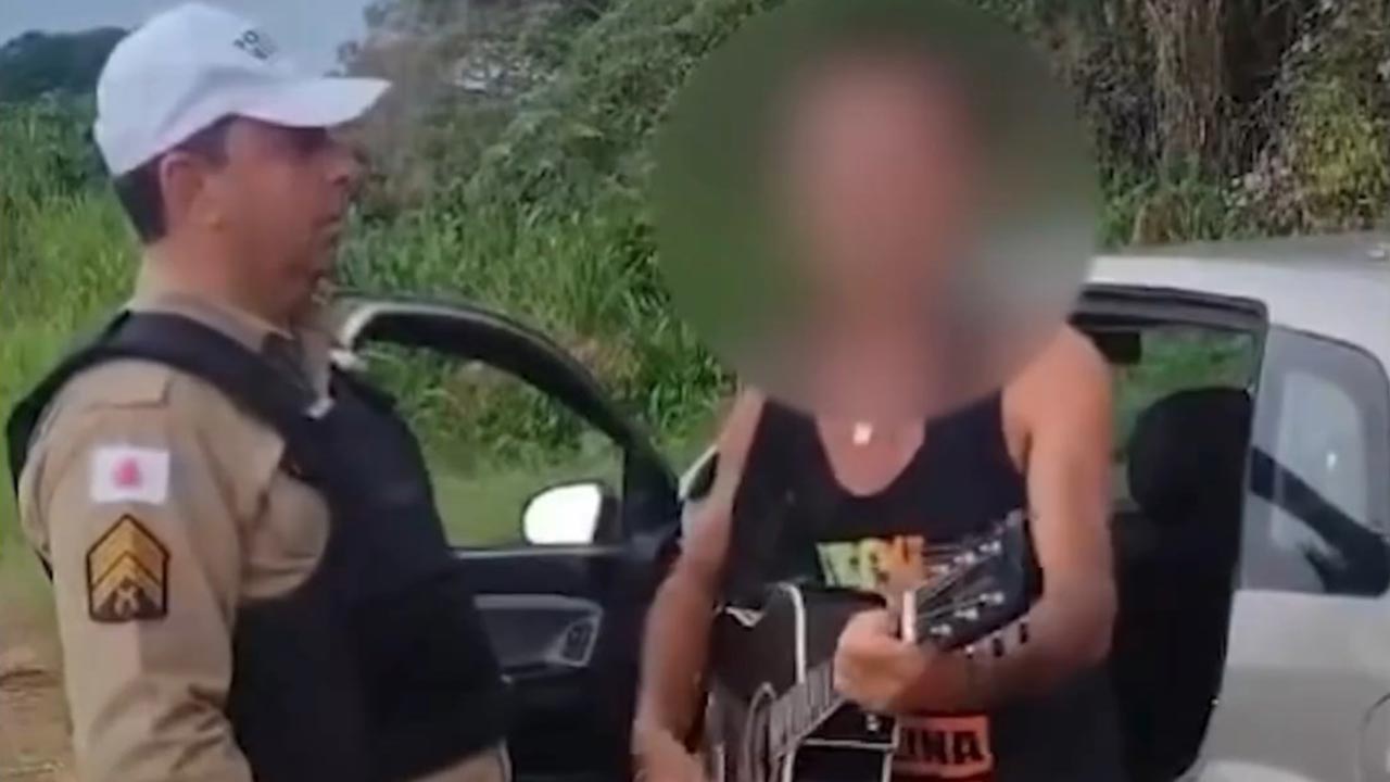 Motorista bêbado canta ‘dormi na Praça’ para policial antes de ser preso em Minas Gerais; veja o vídeo