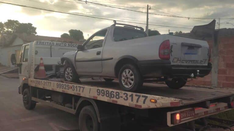 Motorista embriagado acerta meio-fio e lixeira, deixa carro parado no meio da rua e vai preso em João Pinheiro