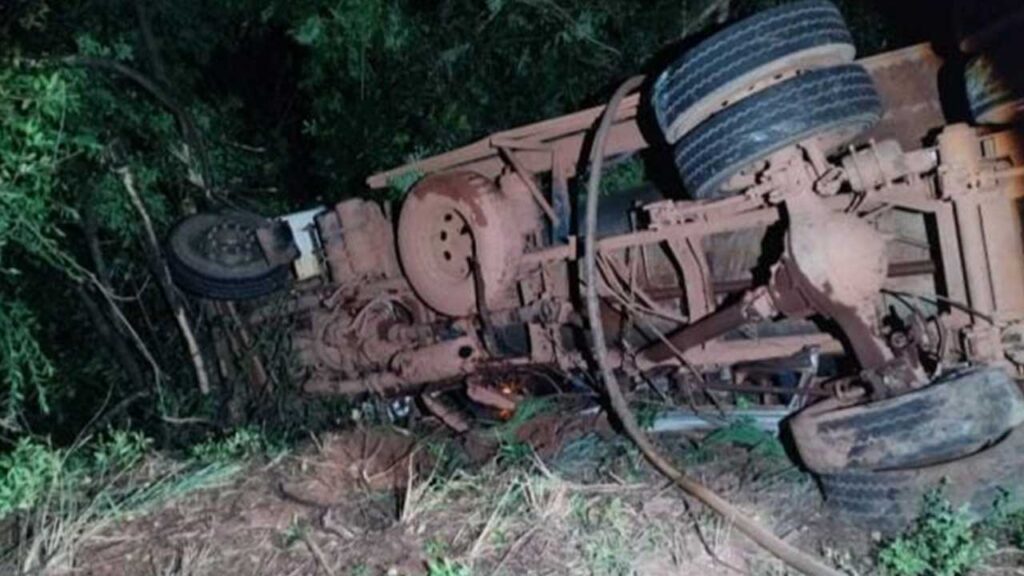 Motorista de 52 anos morre na hora ao bater de frente com caminhão de leite na MGC-251 em Unaí