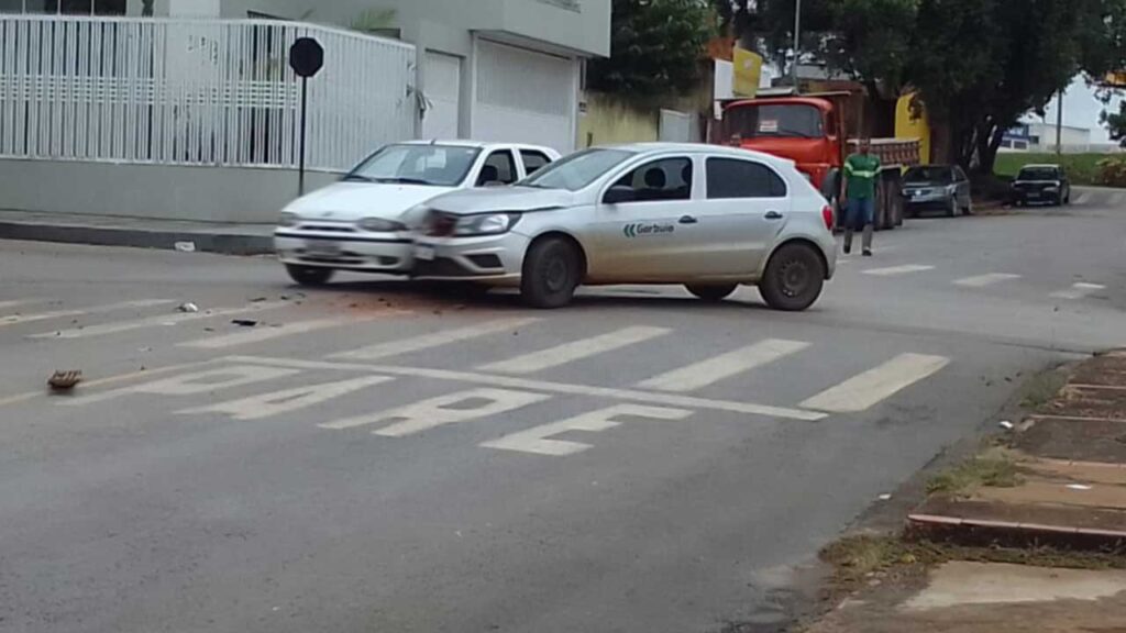 Veículo avança parada obrigatória e causa acidente de trânsito em João Pinheiro