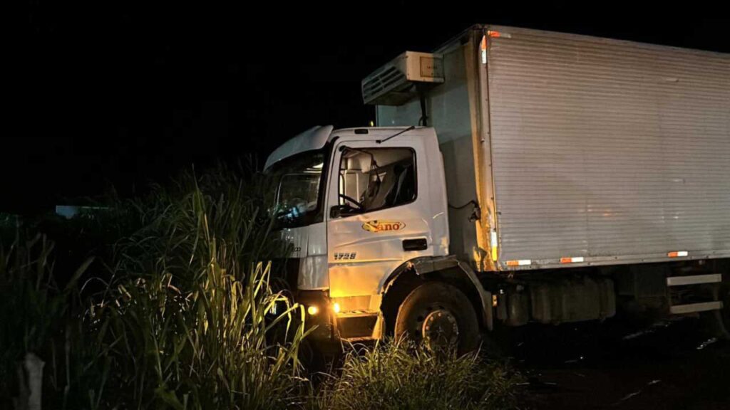 Motorista é arremessado para fora de caminhão em colisão frontal e trânsito fica impedido em João Pinheiro