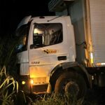 Motorista é arremessado para fora de caminhão em colisão frontal e trânsito fica impedido em João Pinheiro